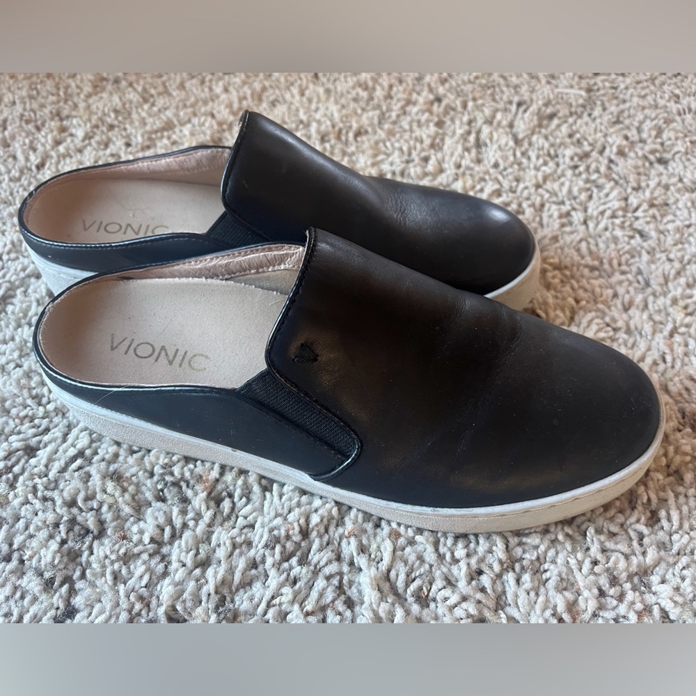 Vionic black Dakota slip on sneaker.